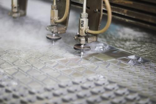 Razrez-materiala-z-vodnim-curkom-17