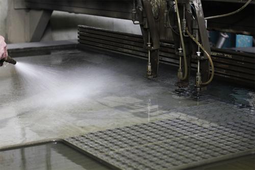 Razrez-materiala-z-vodnim-curkom-34